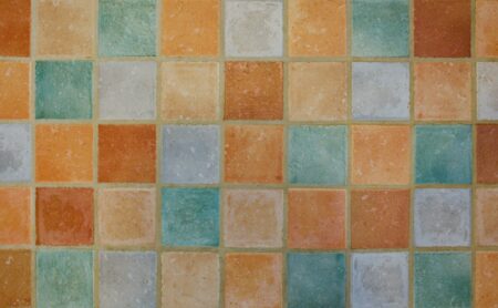 Carrelage salle de bain : carreaux colorés posés en quadrillage