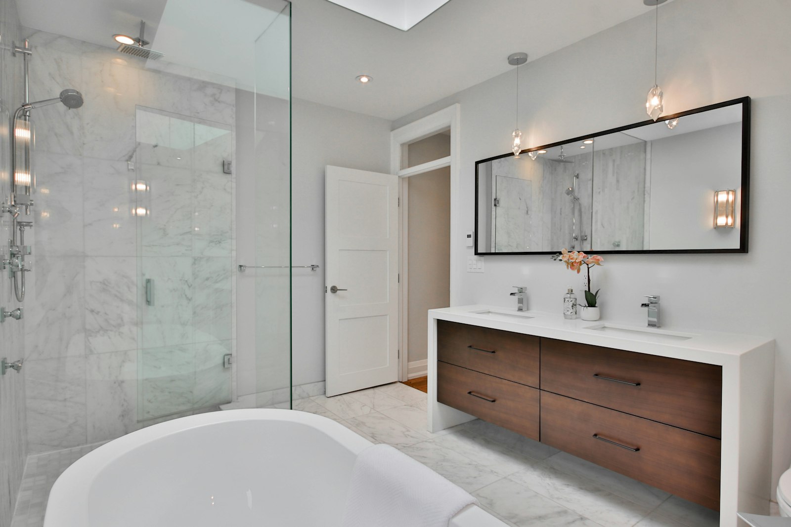 Douche à l italienne avec receveur extra-plat et paroi vitrée