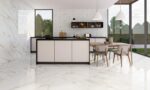 Carrelage effet marbre doré en grès cérame poli