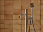 Robinetterie sur pied pour baignoire nickel brossé